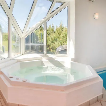 Five Bedroom Holiday In Blavand *