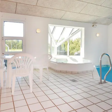 Five Bedroom Holiday In Blavand
